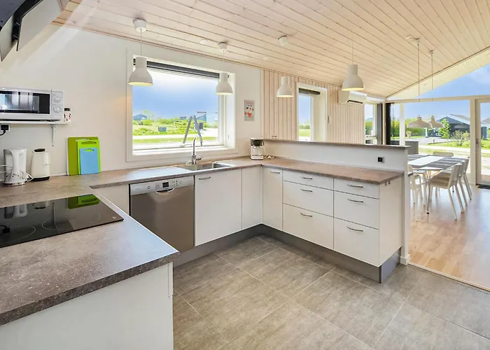 Four-bedroom In بيت للعطل